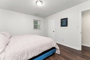 4 bedrooms, in-room safe, desk, iron/ironing board