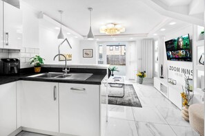 Geladeira, micro-ondas, fogão, cooktop