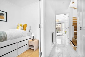 5 chambres, coffres-forts dans les chambres, bureau