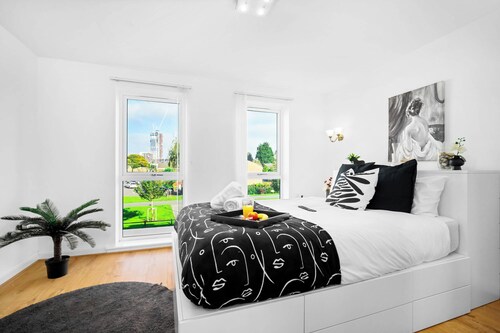Chic, Spacious Townhouse with Parking & Garden