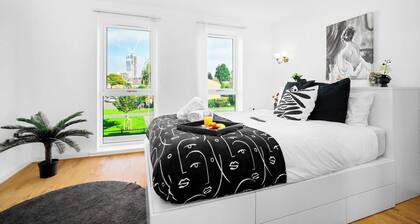 Chic, Spacious Townhouse with Parking & Garden