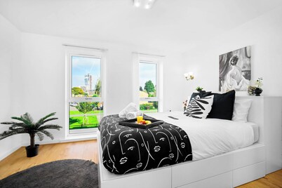 Chic, Spacious Townhouse with Parking & Garden