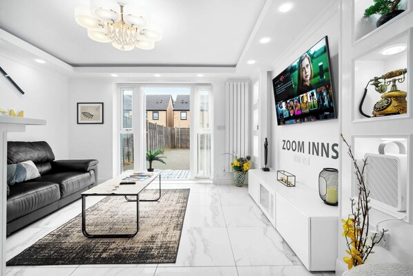 Smart TV - Chic, Spacious Townhouse with Parking & Garden (Birmingham)