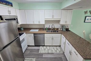 Køleskab, mikrobølgeovn, ovn, kogeplade