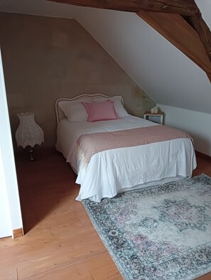 1 dormitorio, tabla de planchar con plancha, wifi y ropa de cama