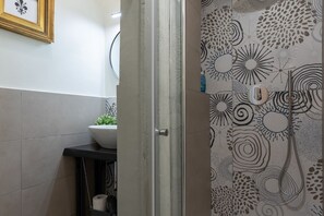 Dusche, Haartrockner, Handtücher, Seife