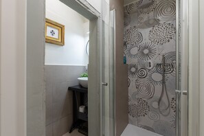 Shower, hair dryer, towels, soap - The Court of Santo Spirito (Firenze)
