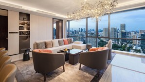 A modern living room with a city view, a large chandelier, and a sofa set. - ADEN Hotel Shenzhen Nanshan (Shenzhen)