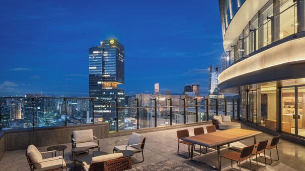 A rooftop terrace with outdoor seating and a city view. - ADEN Hotel Shenzhen Nanshan (Shenzhen)