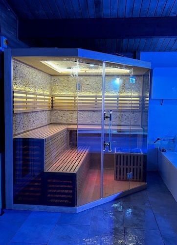 Jane Welsh Cottage - a cottage that sleeps 4 guests  in 2 bedrooms