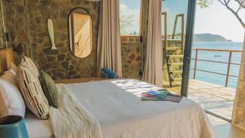 Deluxe suite, 1 slaapkamer, balkon, uitzicht op zee | Uitzicht op strand/zee