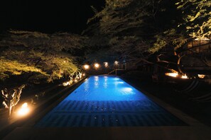 Outdoor pool, pool umbrellas - Perla Roca Hotel Boutique - Beach Front (Santa Marta)