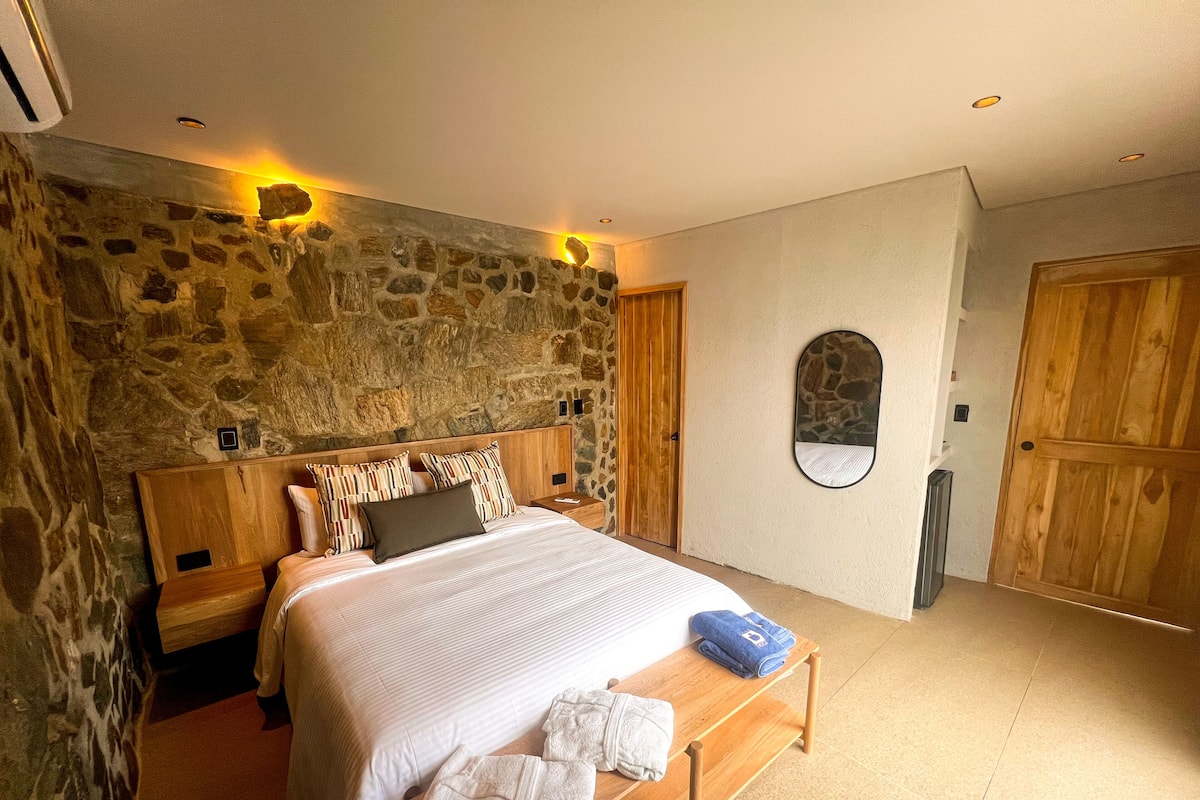 Habitació doble Deluxe, balcó, vistes al mar | 1 dormitori, roba de llit d'alta qualitat, minibar i wifi gratuïta