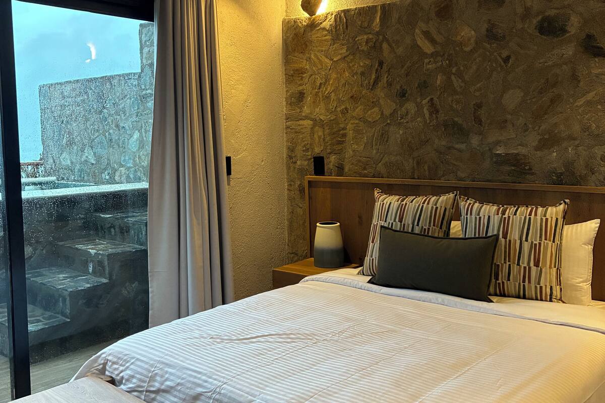 Quarto quádruplo família, sacada, vista para o mar | 1 quarto, roupas de cama premium, frigobar, cofres nos quartos