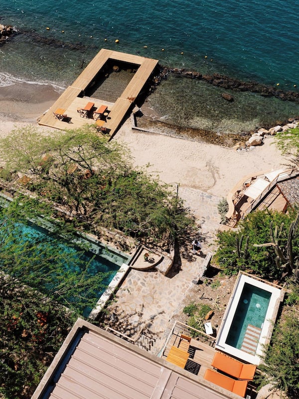 Piscine extérieure, parasols de plage