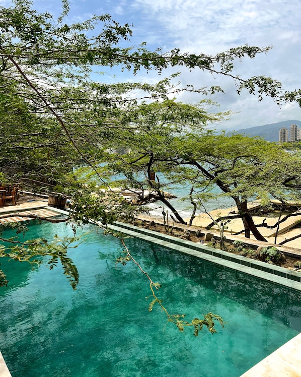 Una piscina al aire libre, sombrillas