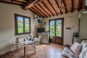 하우스, 파티오 | 거실 공간 | 디지털 채널 시청이 가능한 32인치 TV