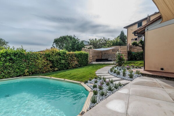 시즌별로 운영되는 야외 수영장