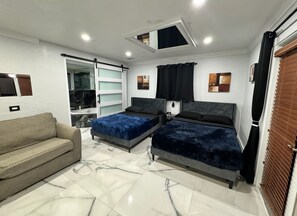 4 bedrooms, in-room safe, desk, iron/ironing board