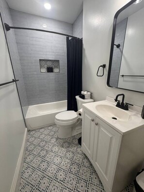 Shower, hair dryer - Spacious 3bd/1b home - .9 miles to Casino (Danville)