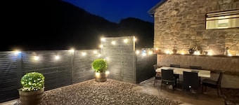 Barn with hot tub - Near Brecon, Zip World & Cardiff