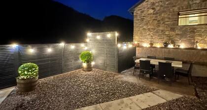 Barn with hot tub - Near Brecon, Zip World & Cardiff