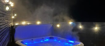 Barn with hot tub - Near Brecon, Zip World & Cardiff