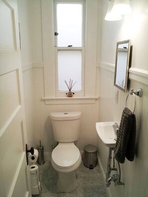 Hair dryer, towels, soap, shampoo - Nob Hill Edwardian (San Francisco)