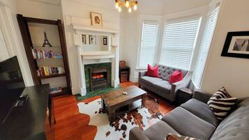 Smart TV, fireplace, books, stereo