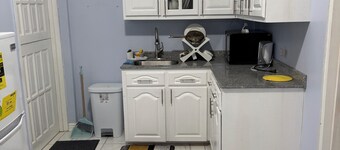 Charming 2-bedroom apartment in peaceful Providence with WiFi, AC