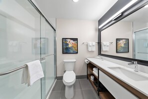 Suite, 1 kingsize bed, niet-roken | Een bureau, een laptopwerkplek, verduisterende gordijnen