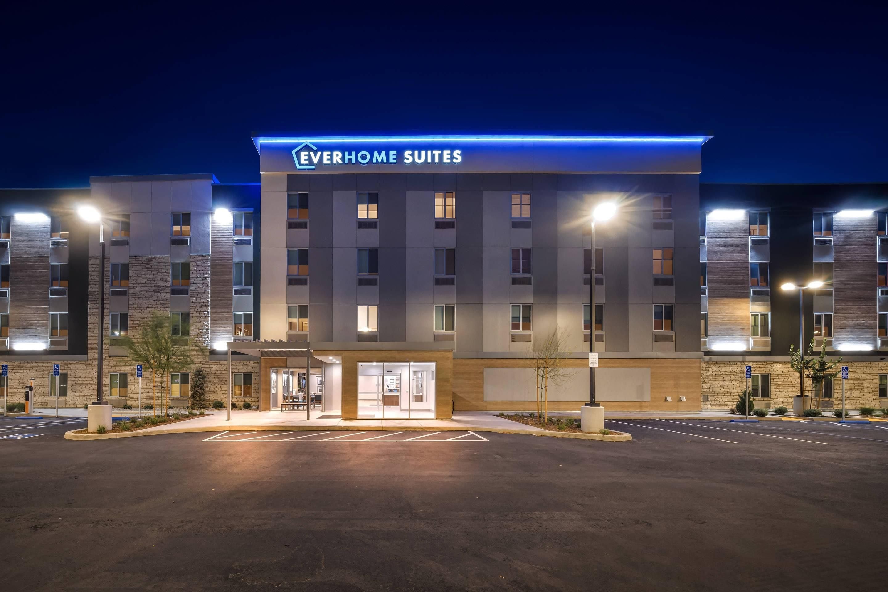Il s'agit d'un hôtel moderne, reconnaissable à son enseigne « Everhome Suites ». Il dispose d'un grand parking et d'une entrée bien éclairée.