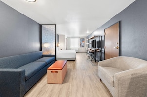 Suite, 1 King Bed, Accessible, Non Smoking | Free WiFi, bed sheets