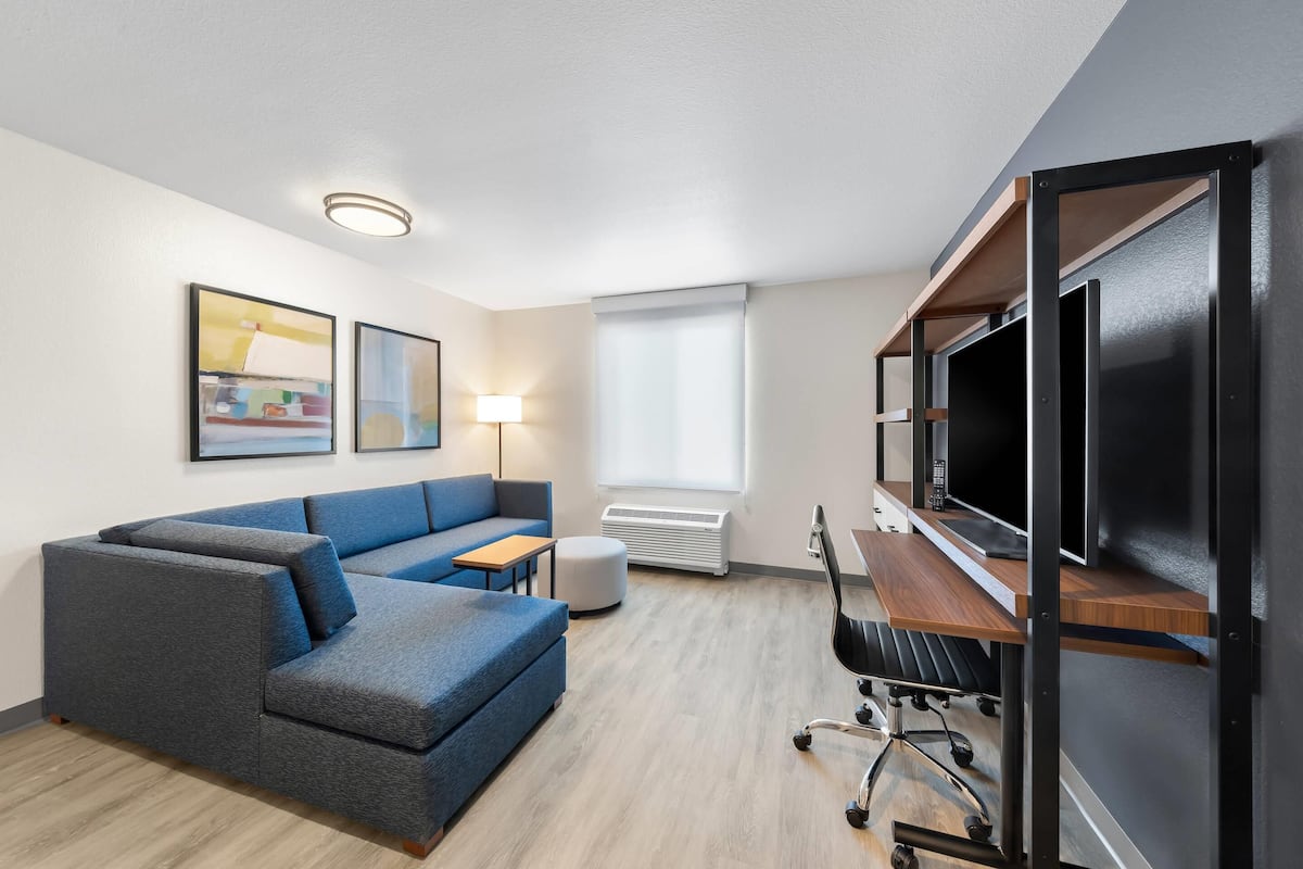 Suite, 1 King Bed, Non Smoking | Free WiFi, bed sheets