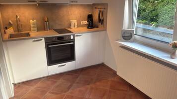 Fridge, oven, stovetop, coffee/tea maker