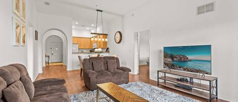 Televisor, llar de foc i oficines