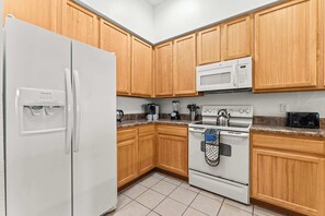 冰箱、微波炉、烤箱、炉灶