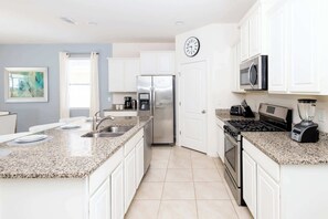 ثلاجة، ميكروويف، فرن، موقد طهي مسطح