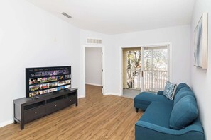 Una televisión, una oficina