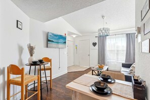 Una televisión, una oficina