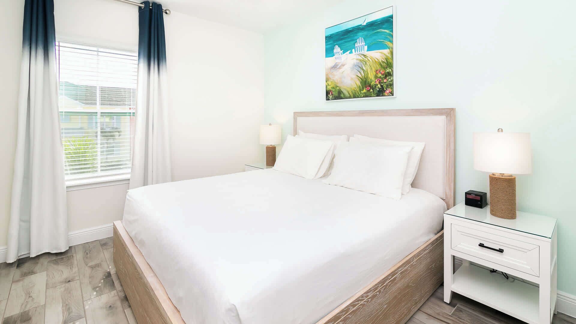 Un lit bien fait, avec du linge de lit blanc, une tête de lit en bois et deux lampes de chevet.
