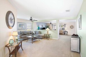 Una televisión, un futbolín, una oficina