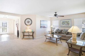 TV, foosball, offices - Magic Oasis Retreat (Davenport)