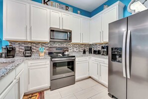 Frigorífico, microondas, horno y placa de cocina