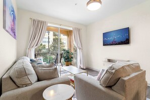 Een televisie, een dvd-speler, een stereo en een kantoor