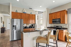 Frigorifero, microonde, forno, piano cottura