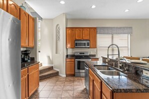 冰箱、微波炉、烤箱、炉灶