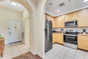 Frigorífico, microondas, horno y placa de cocina