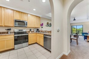 Frigorífico, microondas, horno y placa de cocina