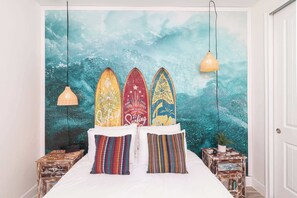 5 dormitorios, escritorio, tabla de planchar con plancha y cuna de viaje